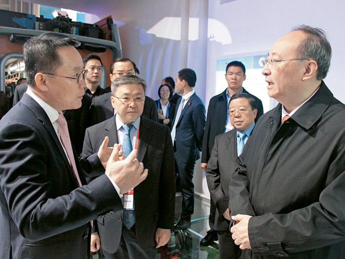  四川省委副书记、省长尹力在2016年西博会莅临成都展馆快3玩法有轨电车展区